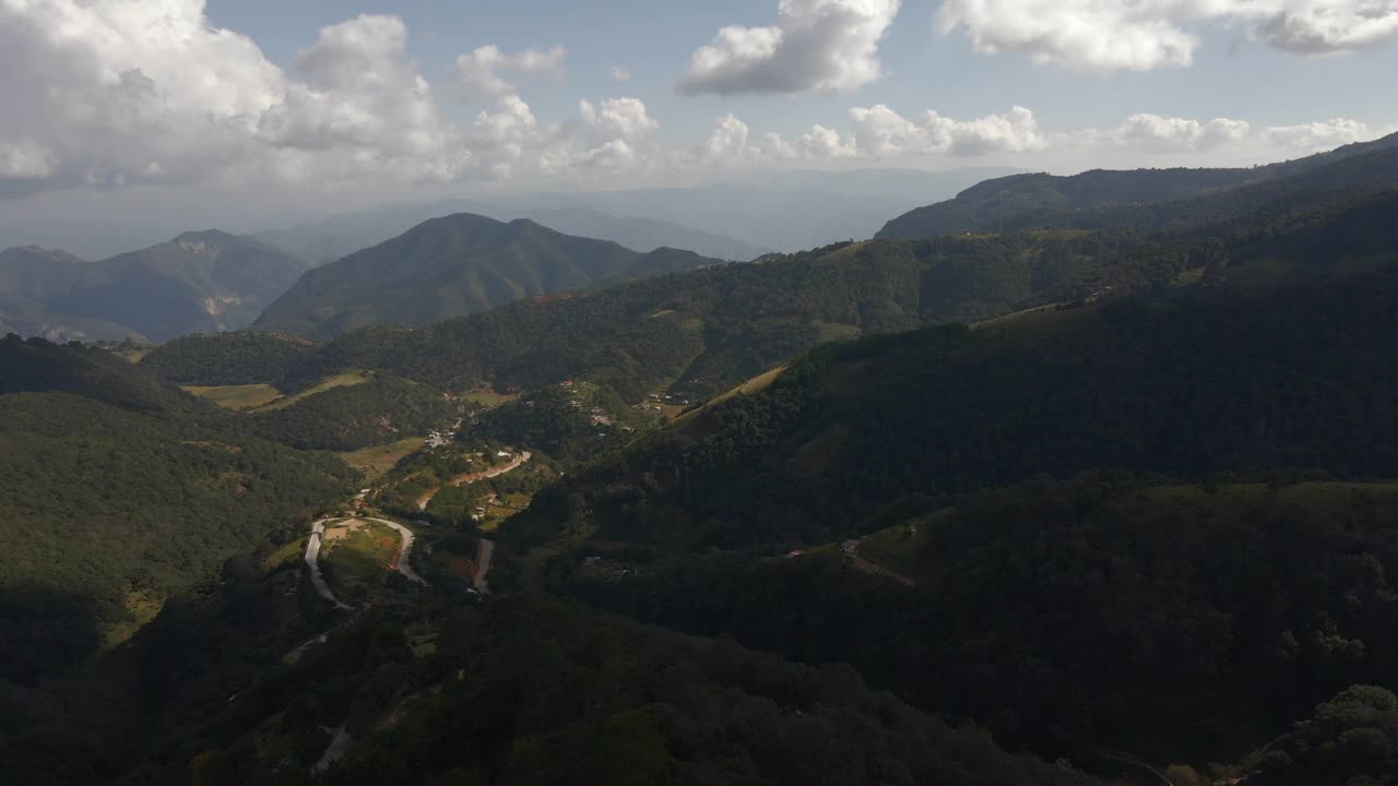 墨西哥中部的山脉，拉丁美洲，丘陵和天际线云，空中视频素材