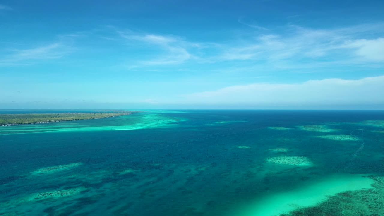 巴拉巴克的龟石岛高空全景视频素材