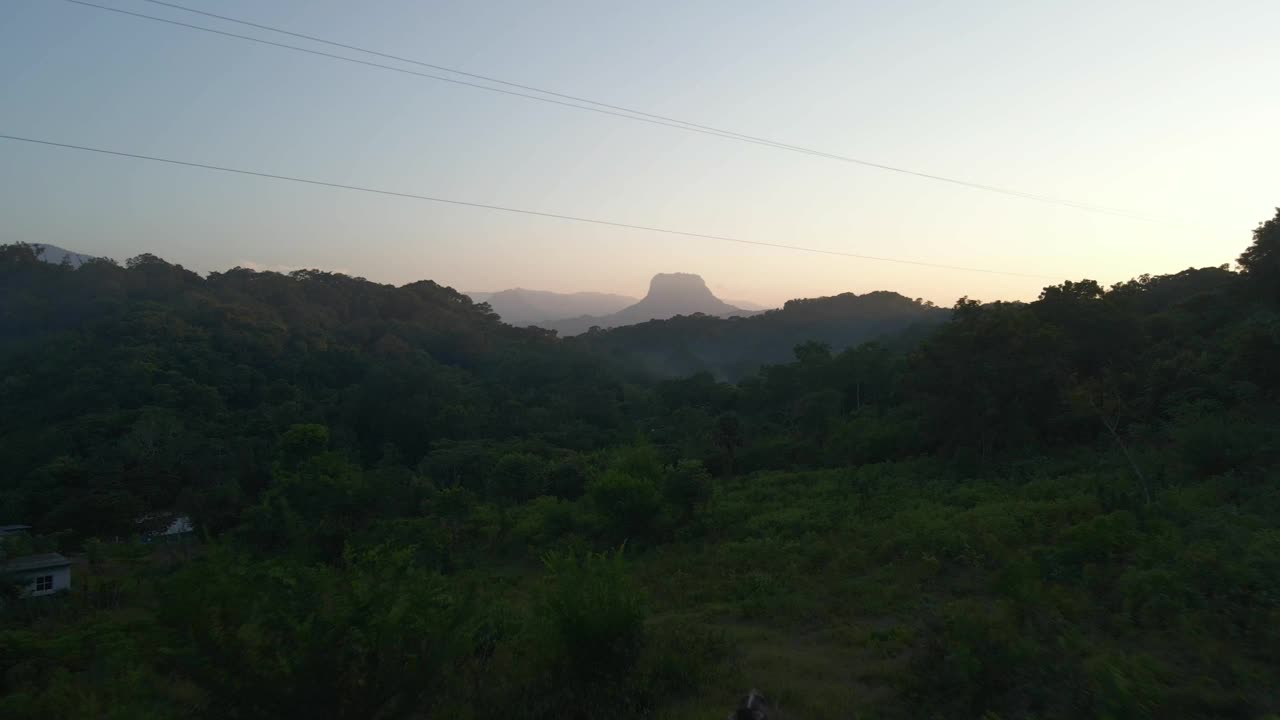 La Huasteca Potosina热带郁郁葱葱的偏远森林圣路易斯Potosí，墨西哥航空视频素材