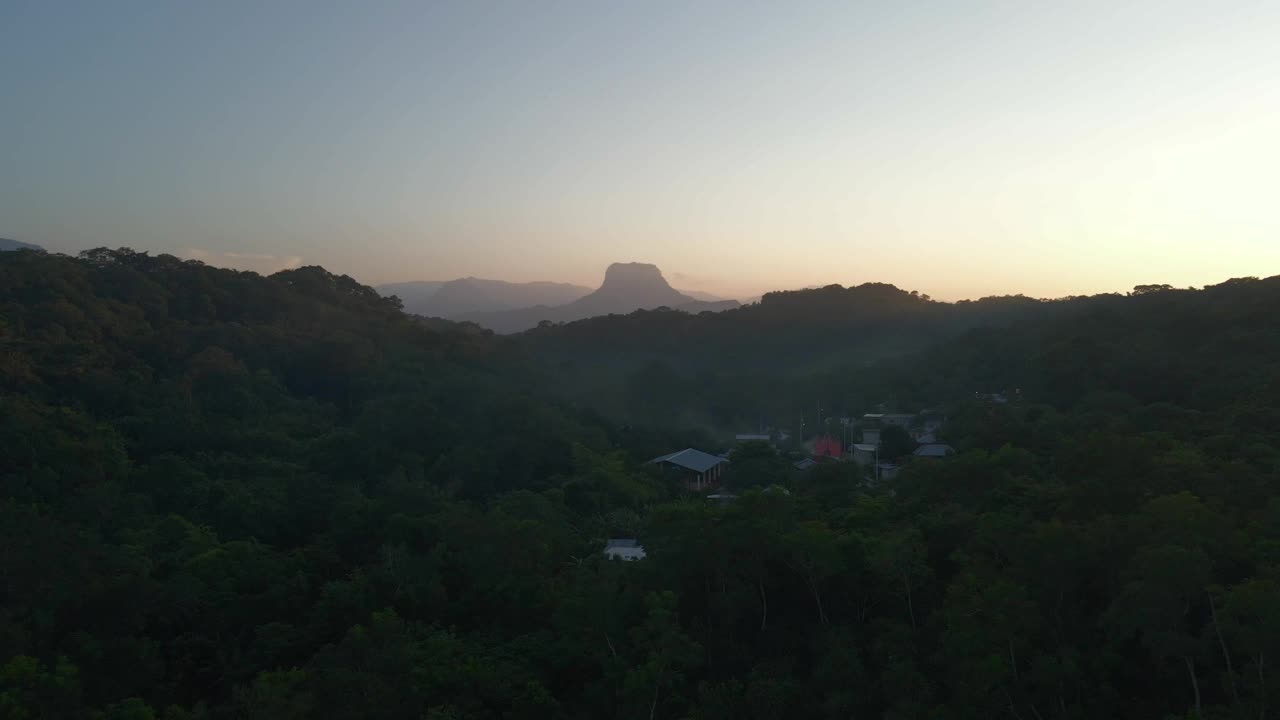 航拍于墨西哥乡下的山村，拉丁美洲茂密的森林视频素材