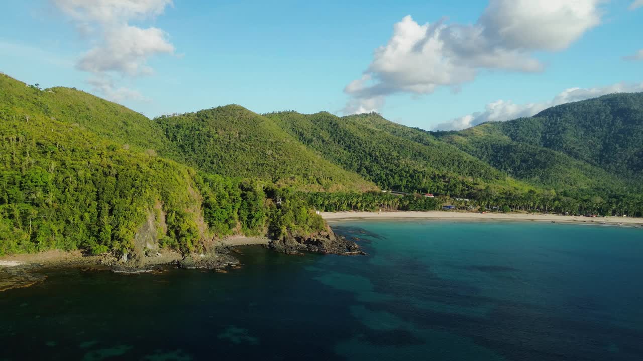 纳格塔邦海滩的翡翠水和郁郁葱葱的山丘视频下载