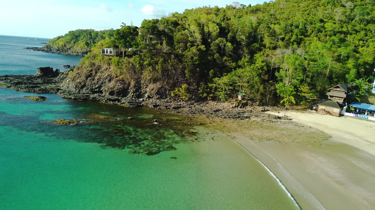 Nagtabon海滩的岩石尽头，崎岖的天堂视频素材