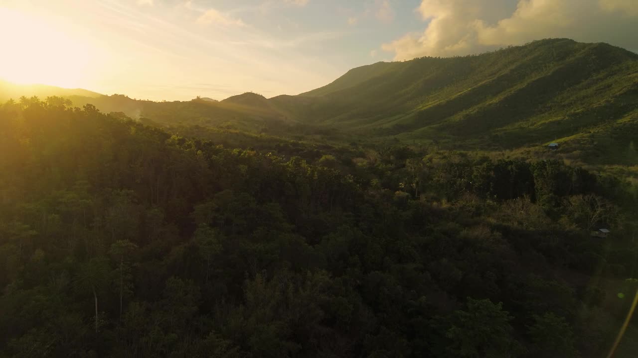 日落的威严在巴枯干山巴拉望岛的荣耀视频下载