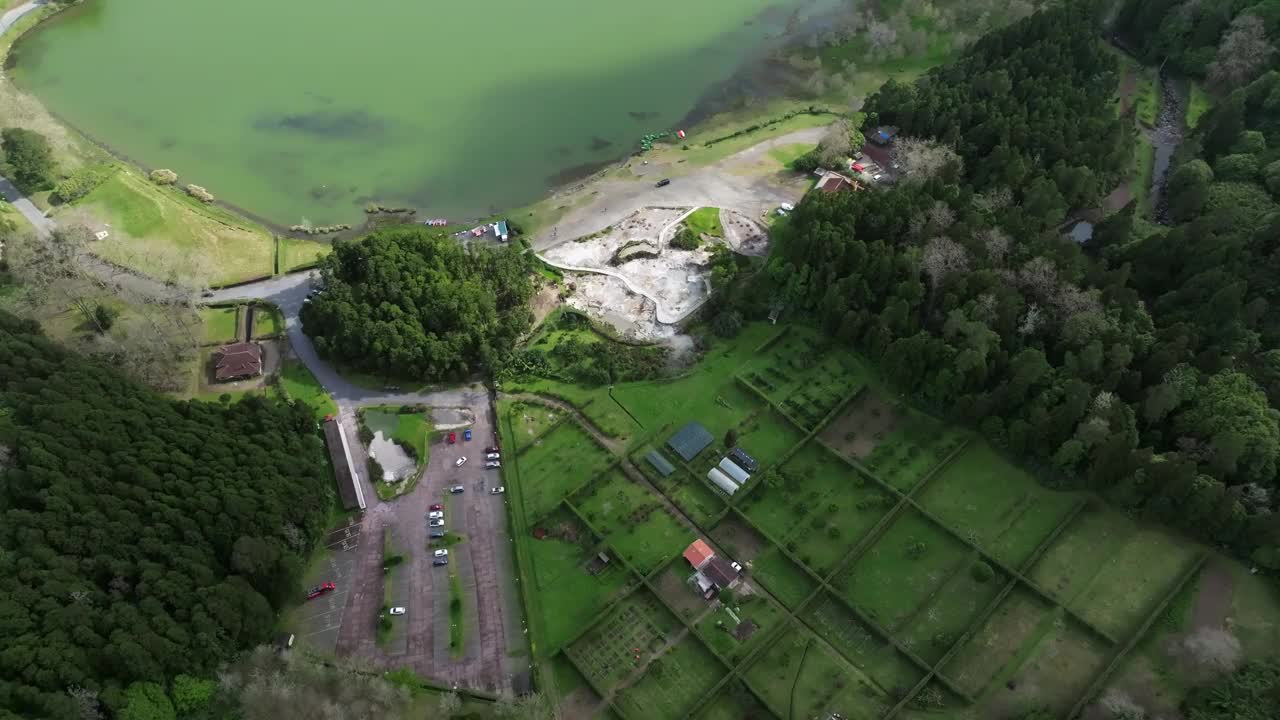 葡萄牙亚速尔群岛蓝色的泻湖，乡村乡村绿色的田野无人机景观阳光照耀以上海岸线视频素材