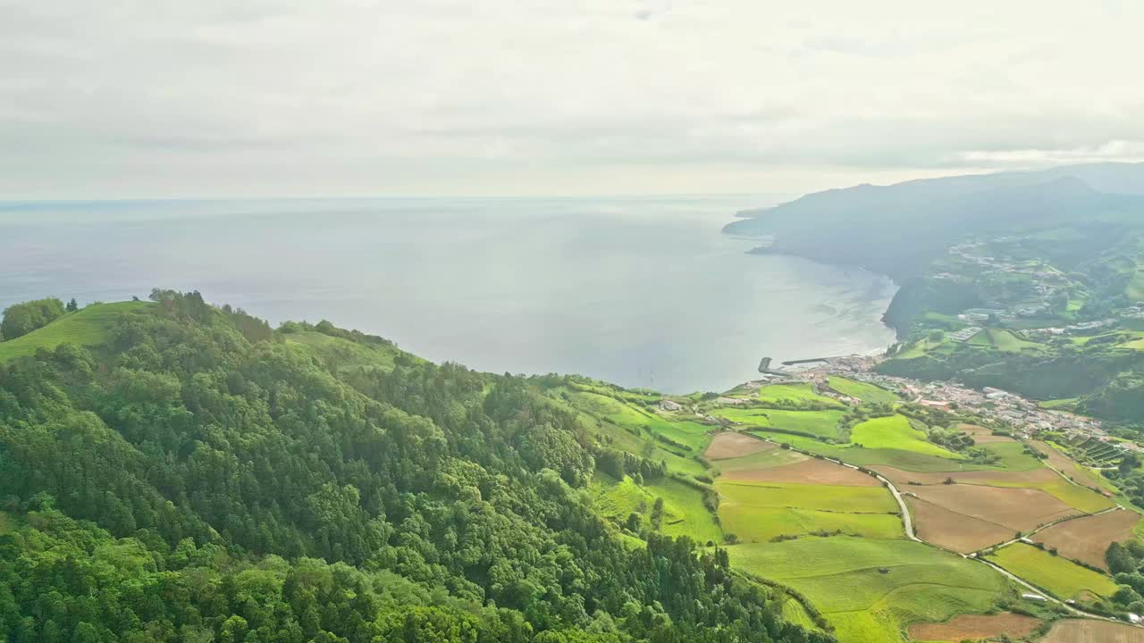 从大西洋，亚速尔群岛的皮科多斯博德斯视角鸟瞰绿色景观视频素材