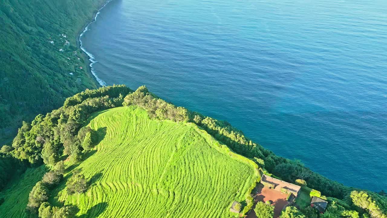 从大西洋，亚速尔群岛的蓬塔达马德鲁加达观景点，无人机在令人惊叹的郁郁葱葱的山脊上向后飞行视频素材