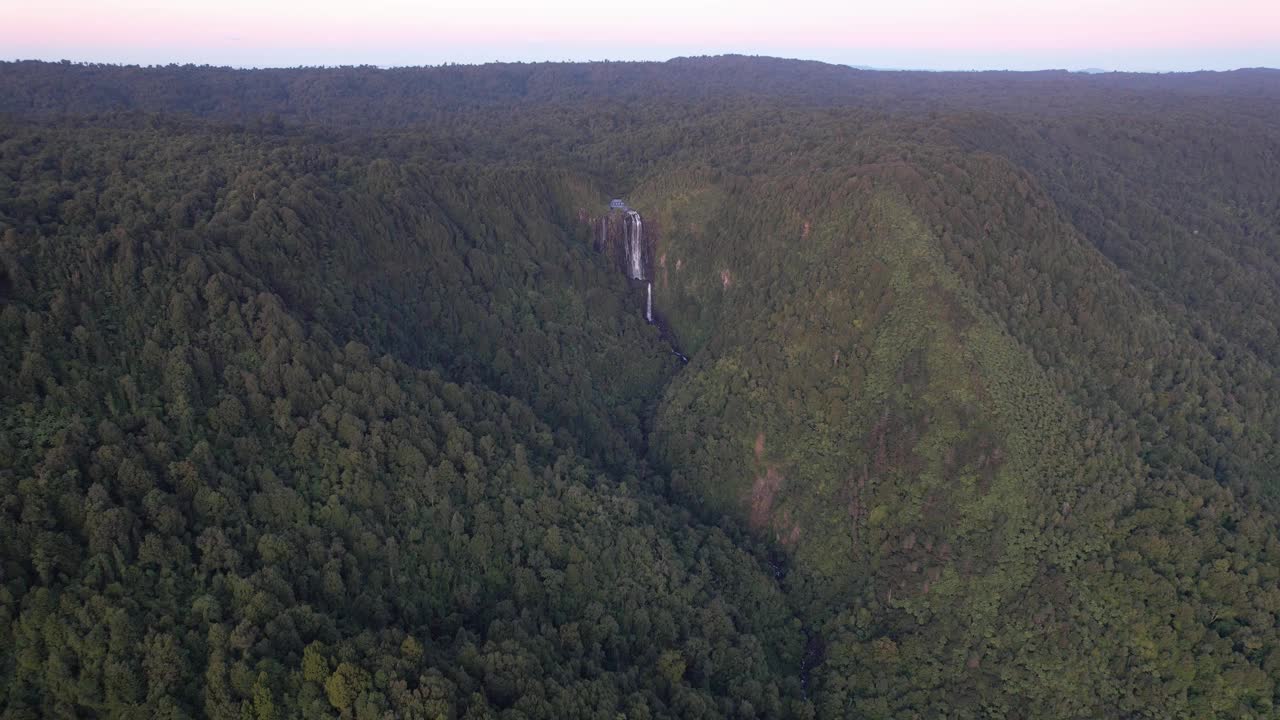 全景Wairere瀑布在北岛郁郁葱葱的绿色山脉，新西兰-无人机拍摄视频素材