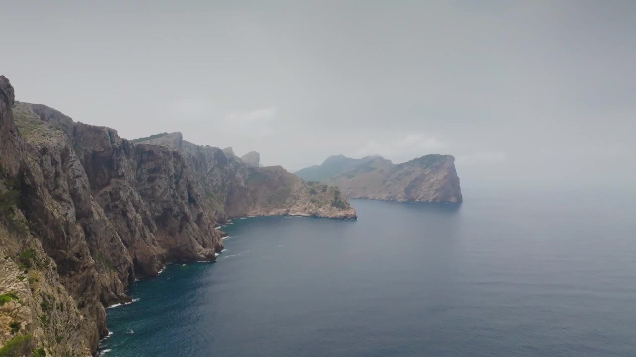 在马略卡岛陡峭崎岖的石灰岩海岸山脉附近飞行视频素材