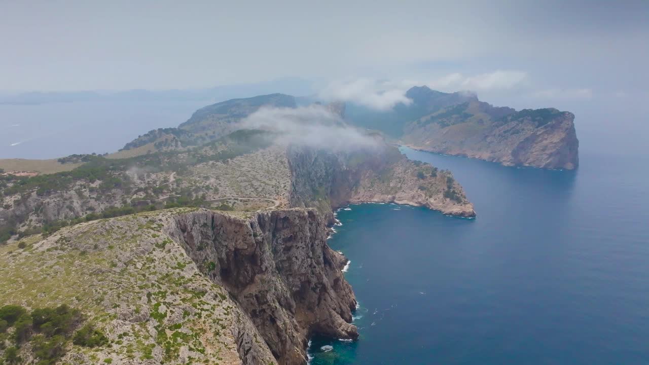 马略卡岛蓝水湾附近群岛山脉鸟瞰图视频素材