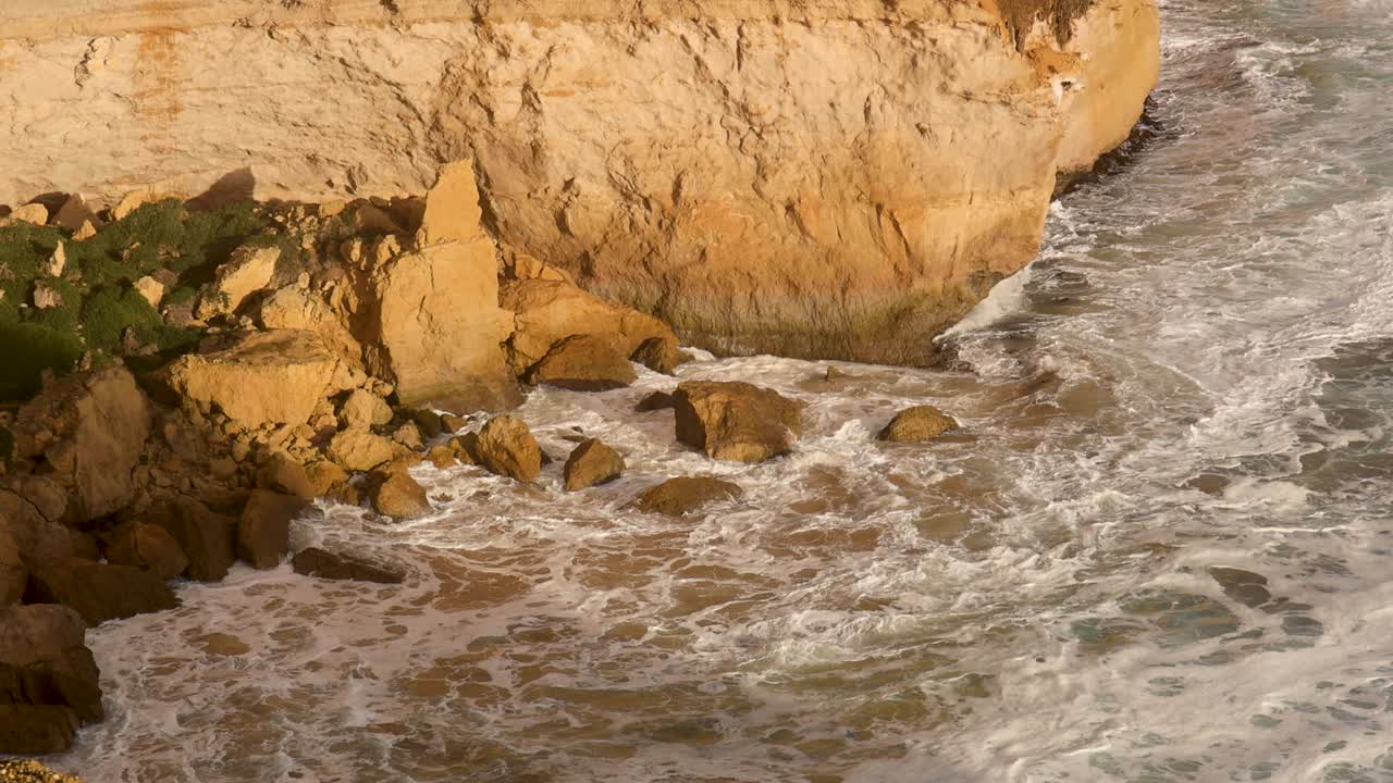 海浪冲击着岩石峭壁视频素材