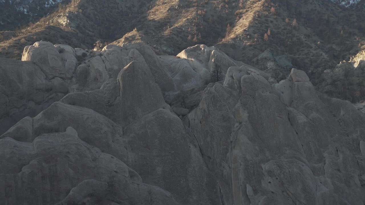 魔鬼潘趣碗的岩层在晨光下与崎岖的山脉背景视频素材