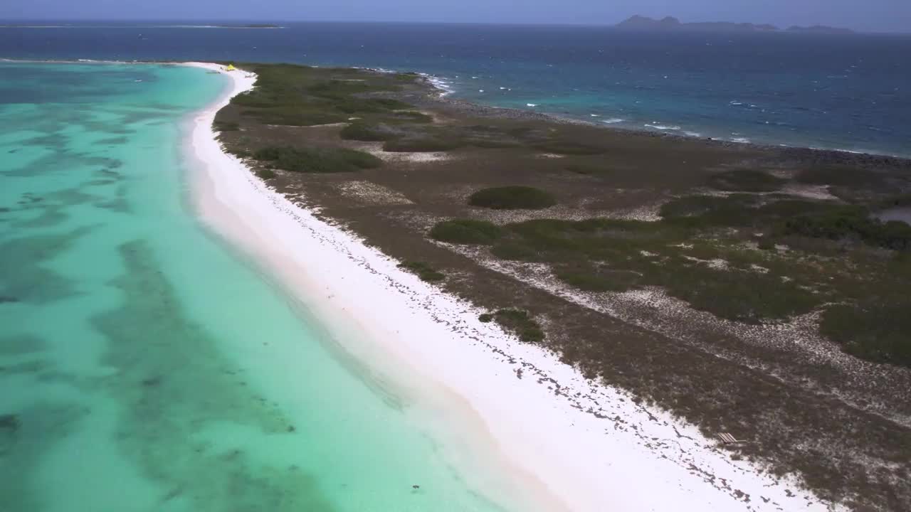 从空中俯瞰，在洛斯罗克斯有绿松石般的海水和白色的沙滩视频素材