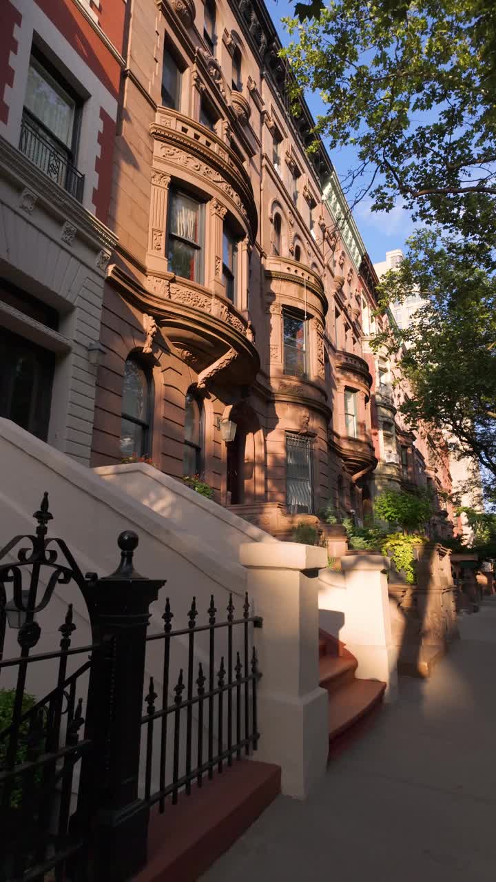 中央公园西历史区(Central Park West Historic District)带台阶的褐石屋。纽约市曼哈顿上西区的一排联排别墅视频下载