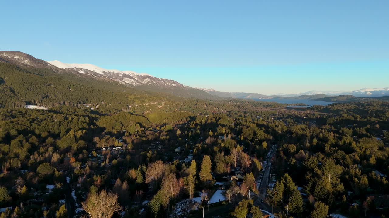 日落在La Angostura别墅的山湖景观视频素材