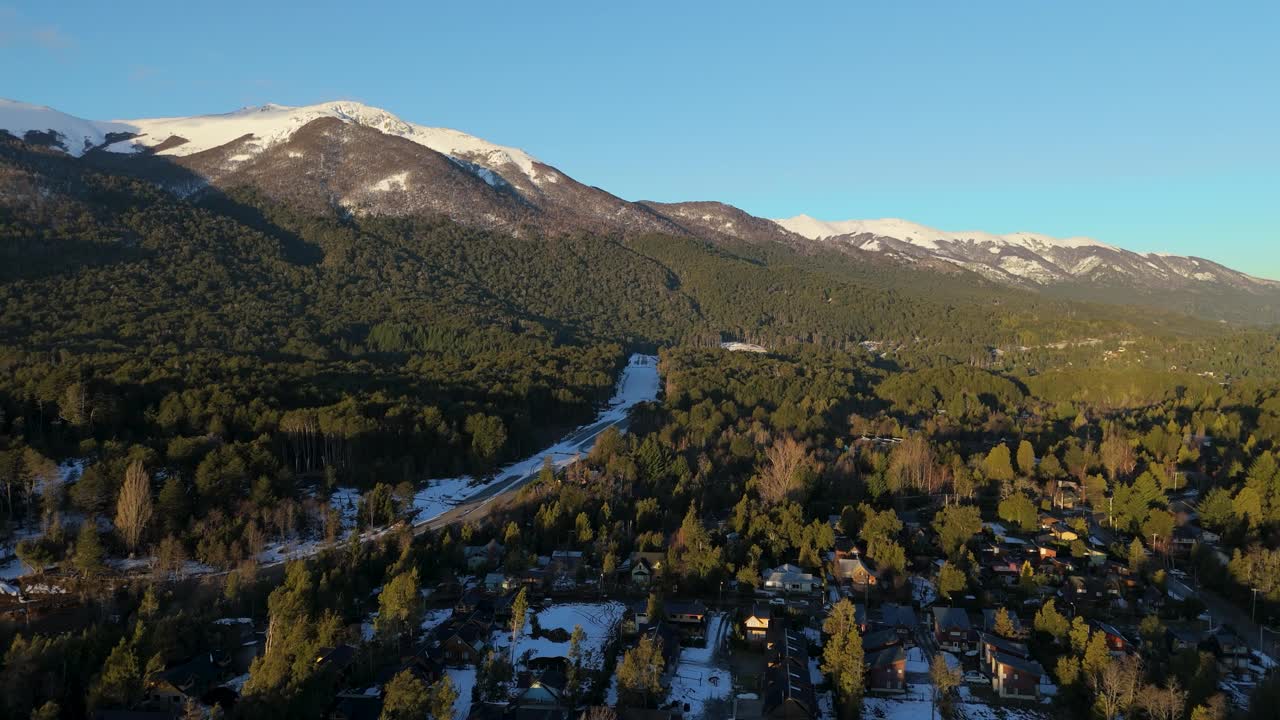 日落在La Angostura别墅的山湖景观视频素材