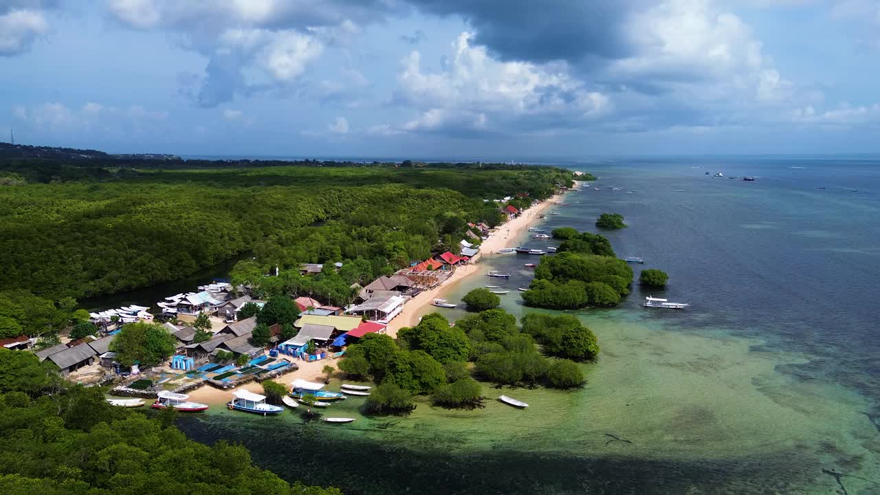 鸟瞰图的红树林在Jungutbatu, Nusa Lembongan，巴厘岛，印度尼西亚视频素材