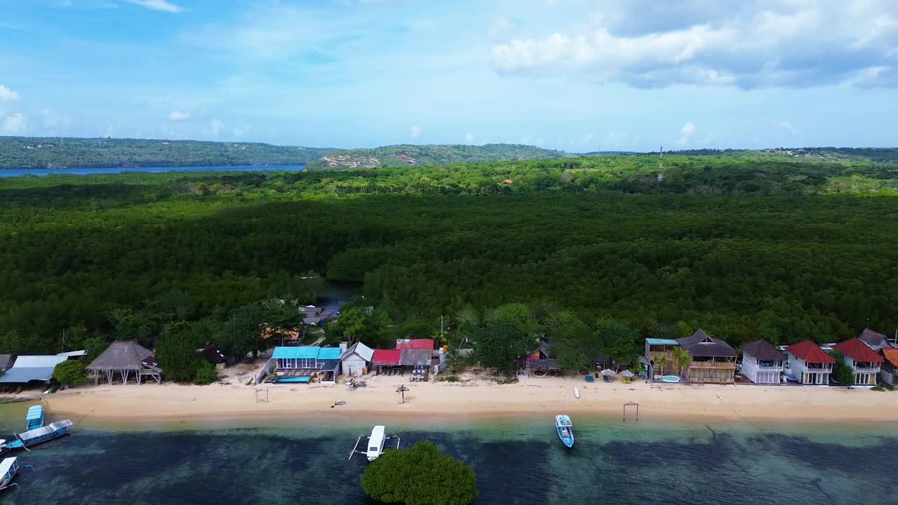 鸟瞰图的红树林在Jungutbatu, Nusa Lembongan，巴厘岛，印度尼西亚视频素材