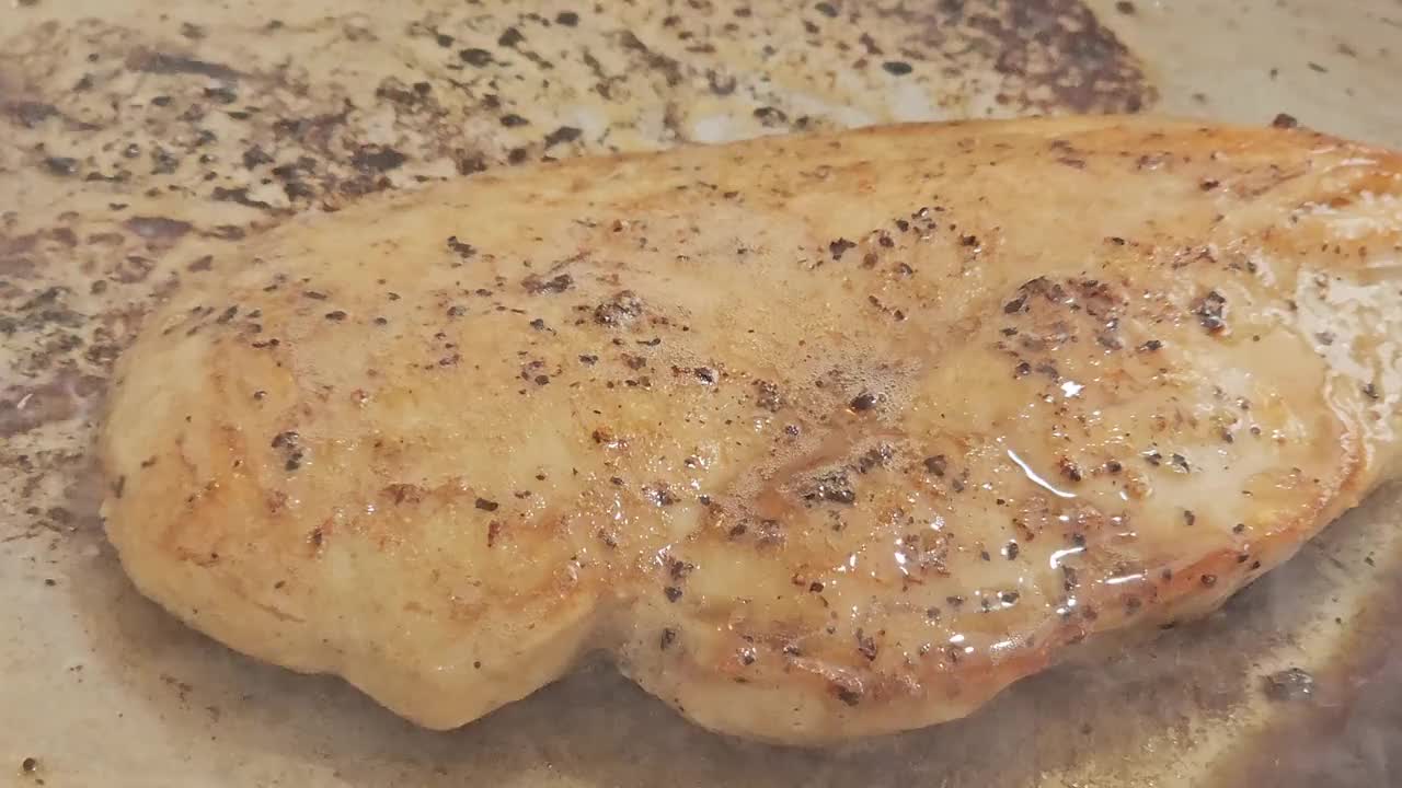 在锅里煎鸡胸肉视频素材