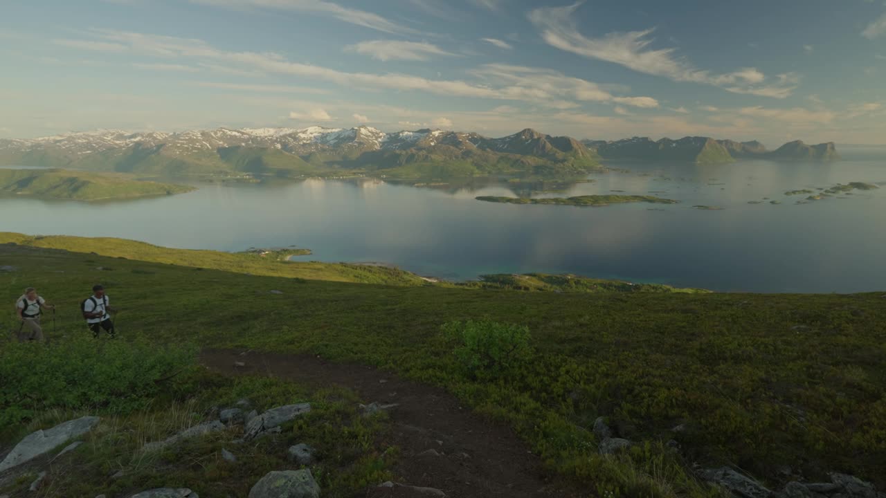 一对年轻夫妇在挪威Senja的Husfjellet徒步旅行视频素材