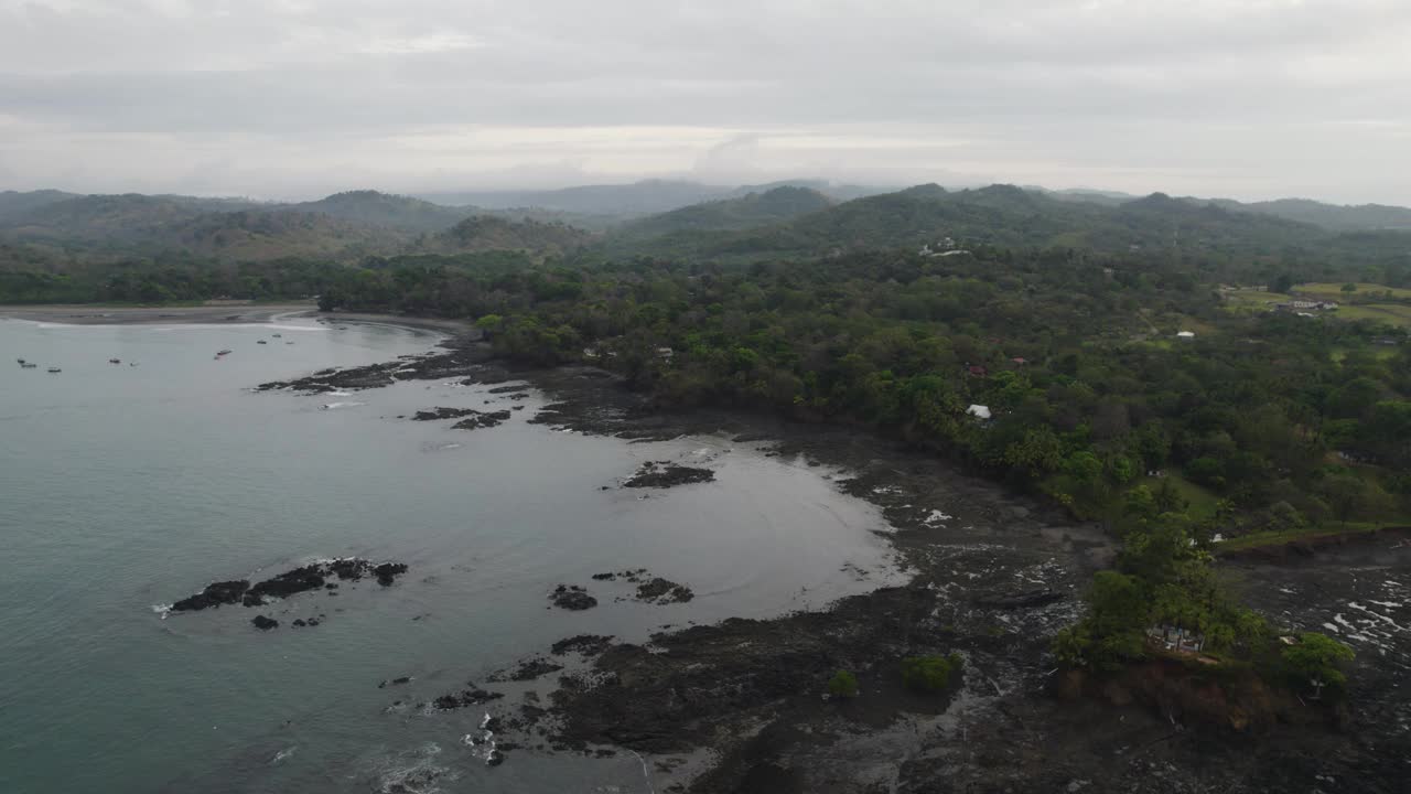 圣卡塔利娜，巴拿马海岸，郁郁葱葱的绿色植物和岩石海岸线在阴天，鸟瞰图视频素材