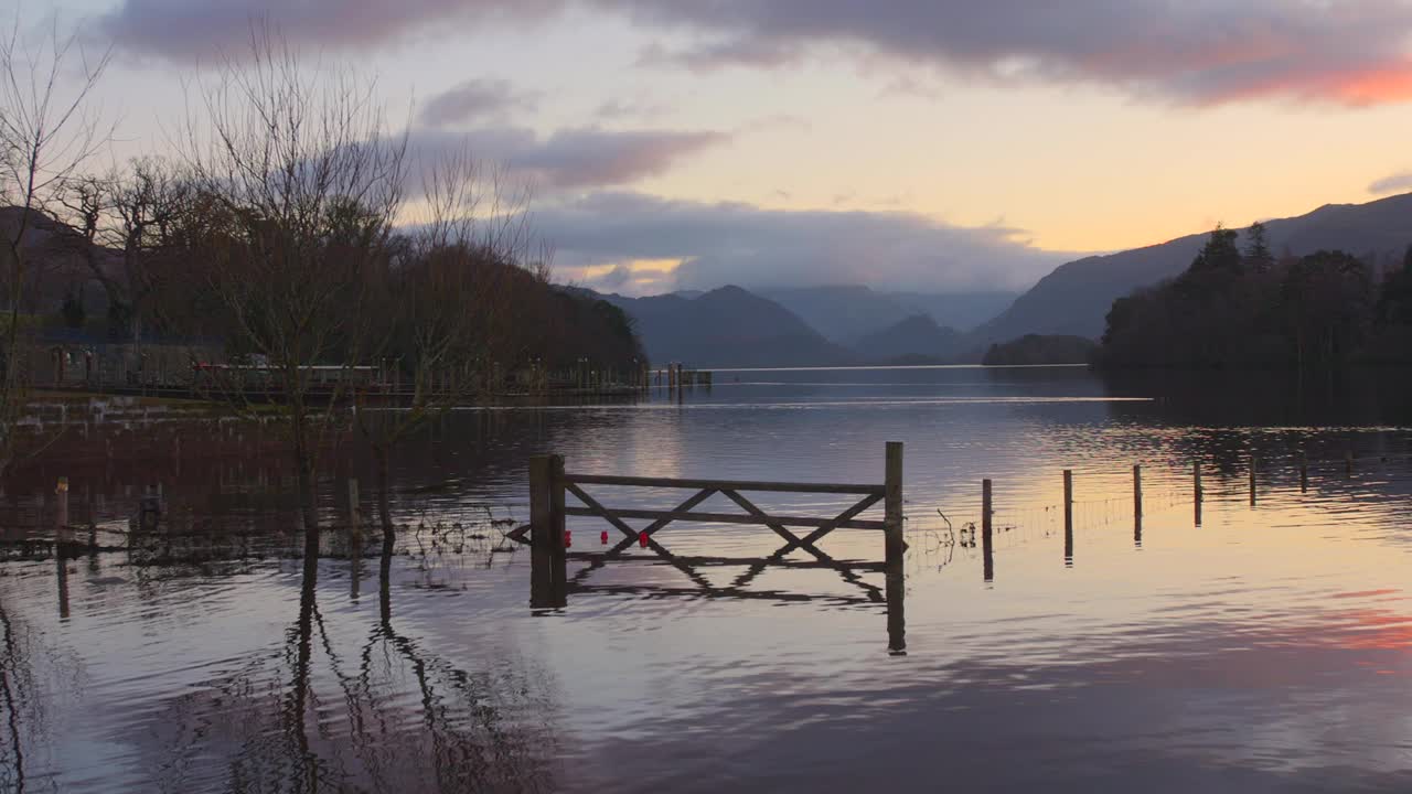 令人惊叹的日落反射在湖区，Keswick，英格兰。视频素材