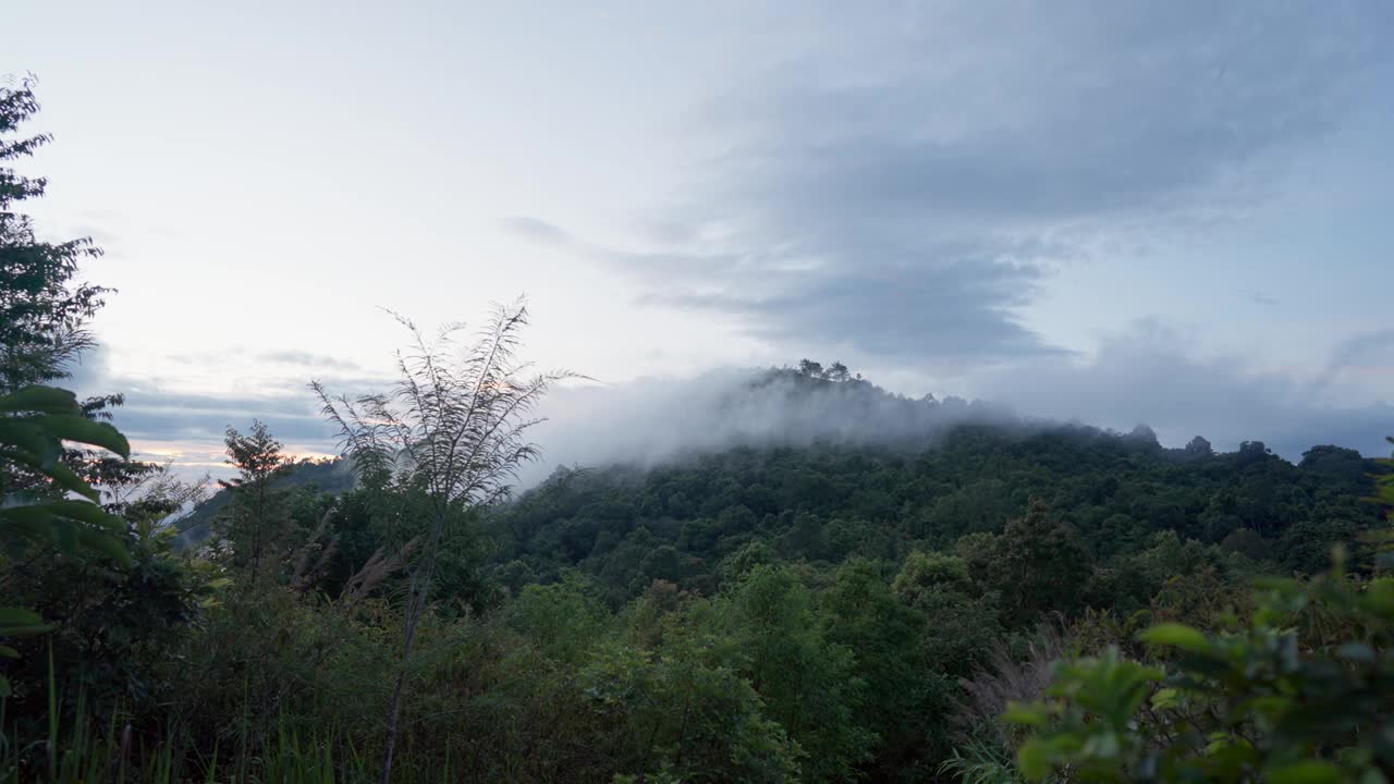 云雾缭绕的山脉，天空多云视频素材