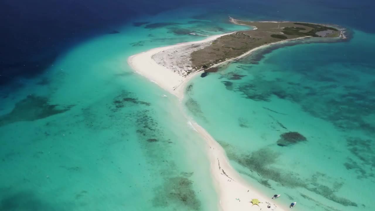 一个原始的绿松石海滩，狭窄的沙路连接两个岛屿，鸟瞰图视频素材