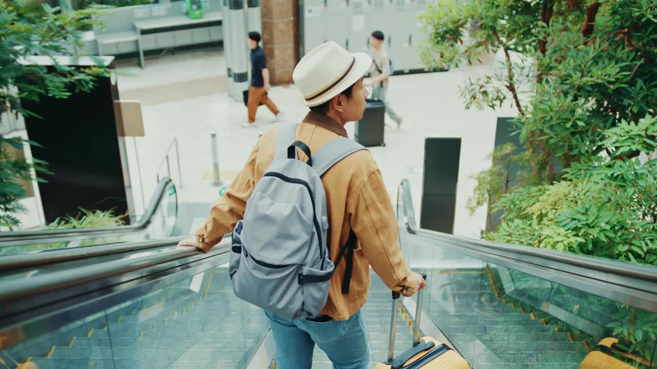 旅客带着旅行箱到国外去机场取机、旅游、交通视频素材