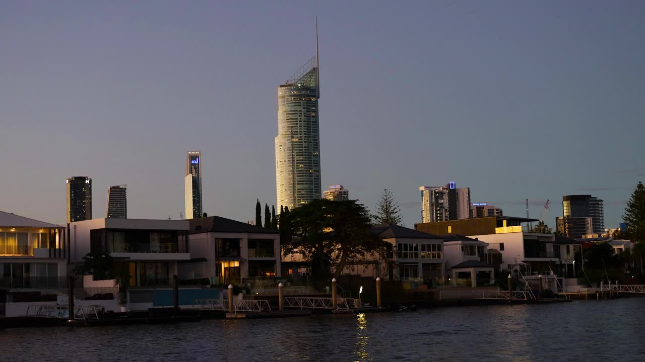 黄金海岸的运河夜景视频素材