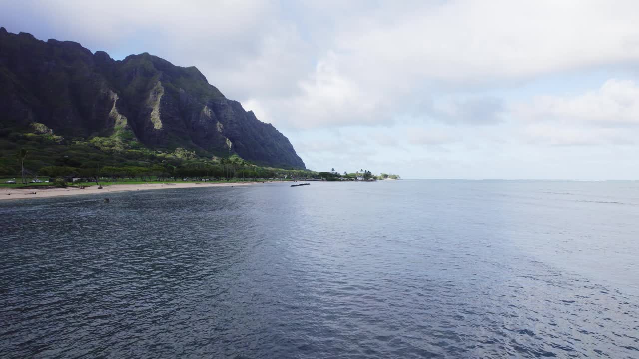 瓦胡岛海岸线的壮丽鸟瞰图，郁郁葱葱的青山与宁静的海洋相映。广阔的海滩和宁静的海水构成了一个令人惊叹和宁静的场景。视频素材