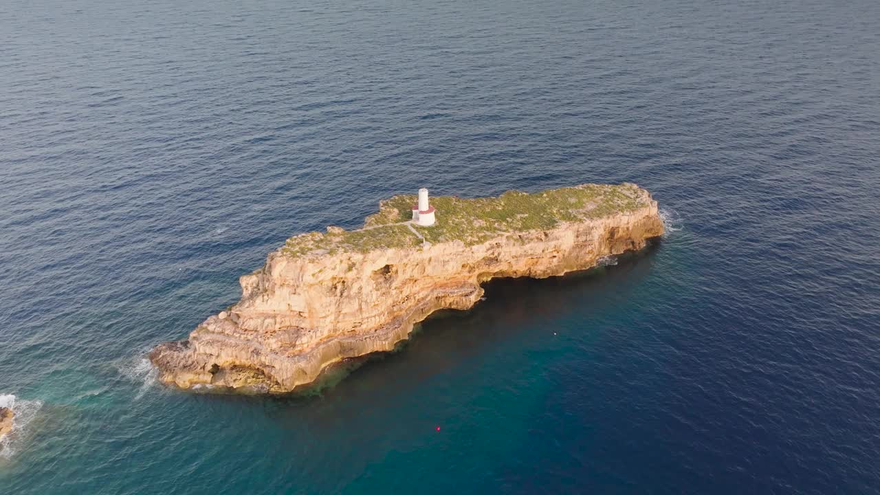 西班牙绿松石水中的石灰岩Punta de El Toro地层鸟瞰图视频素材