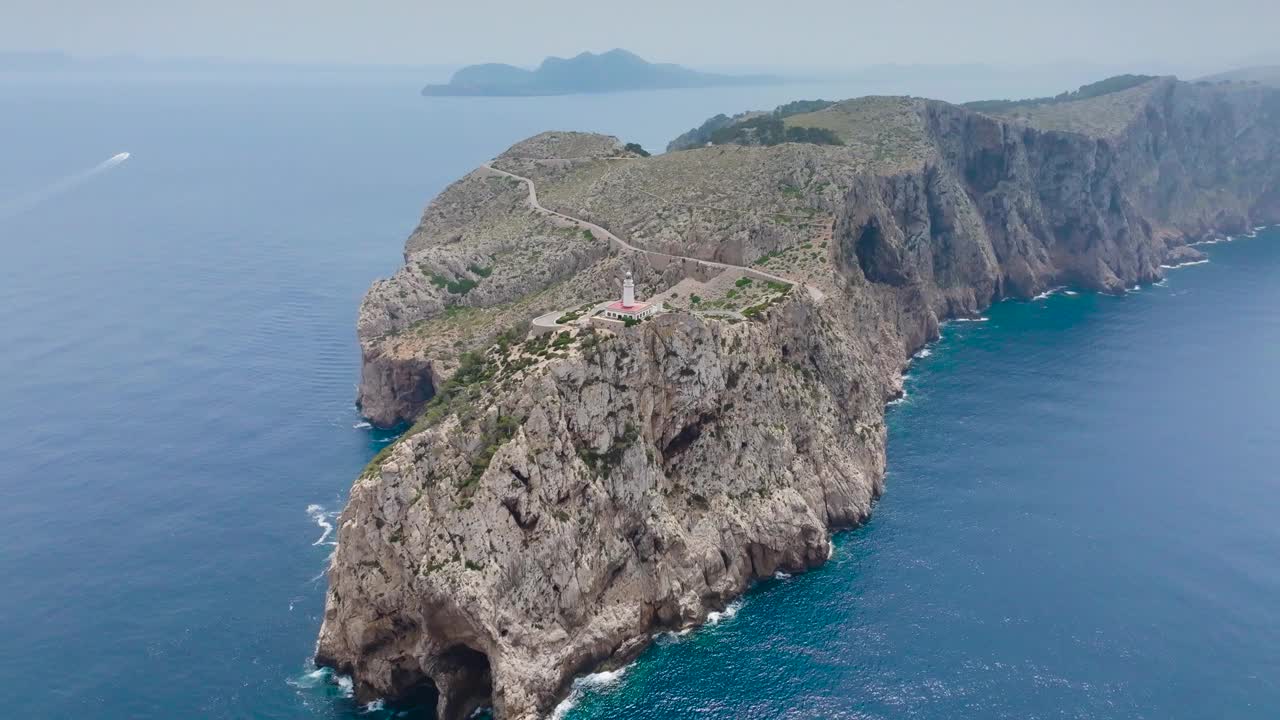 令人印象深刻的空中风景，长崎岖的石灰岩悬崖与灯塔，西班牙视频素材