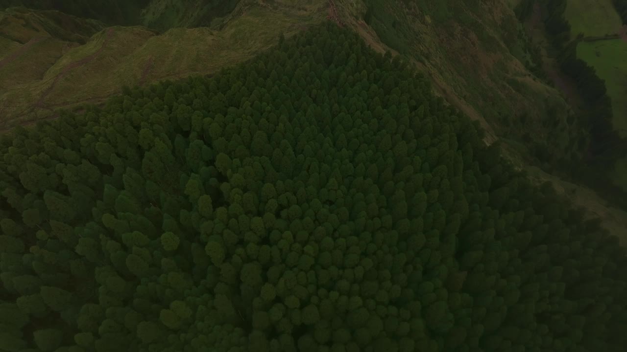 鸟瞰葡萄牙塞特Cidades郁郁葱葱的绿色植物和泻湖。视频素材