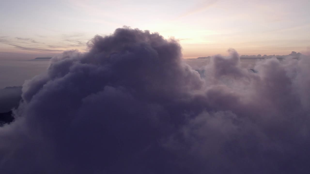 印尼日出时火山喷发的鸟瞰图。视频素材