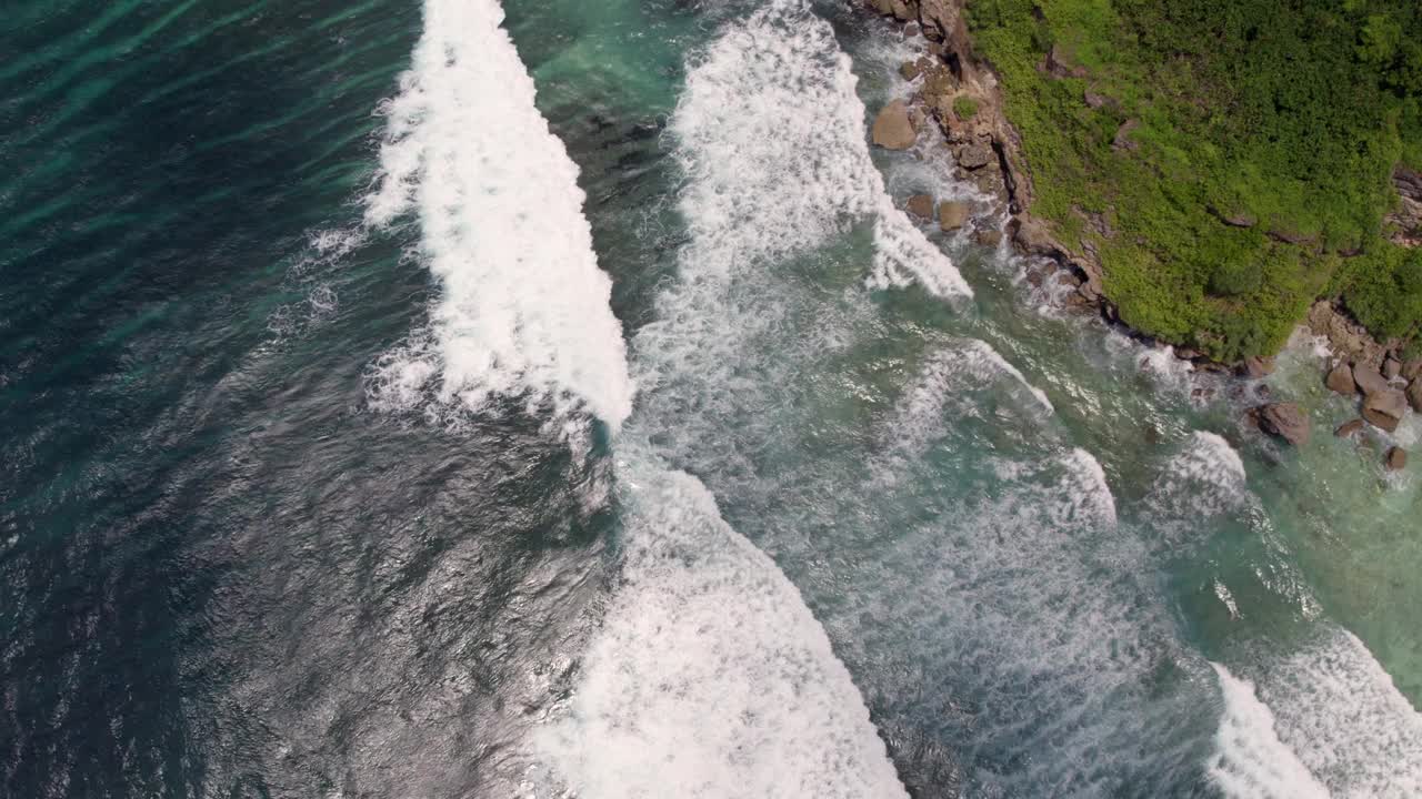 鸟瞰天堂海滩碧绿的海水，印度尼西亚。视频素材