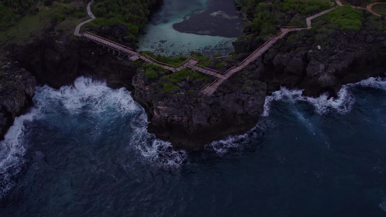 鸟瞰日出时的泻湖和岩石海岸，印度尼西亚。视频素材