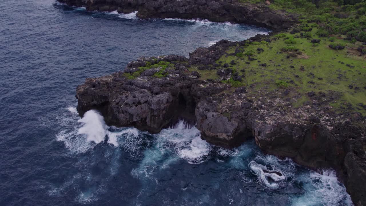 鸟瞰图，印尼，有波浪和悬崖的岩石海岸线。视频素材