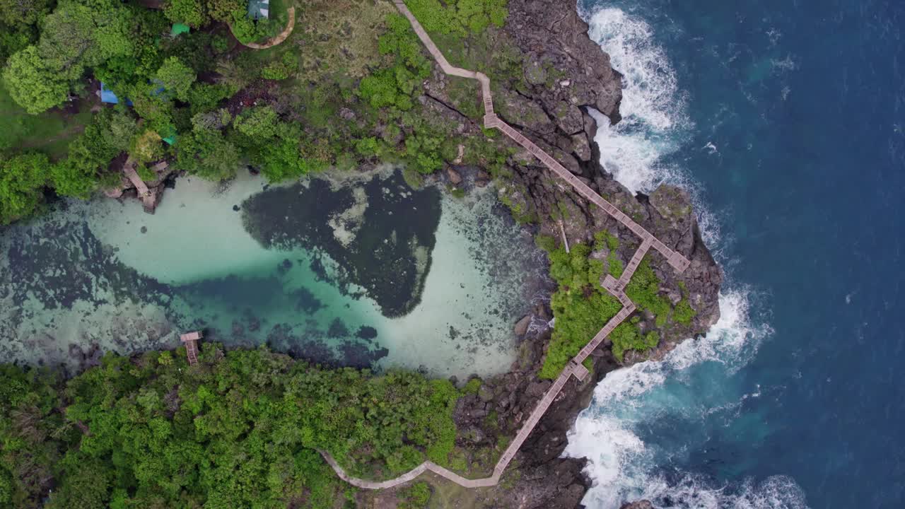 鸟瞰日出时的泻湖和岩石海岸，印度尼西亚。视频素材