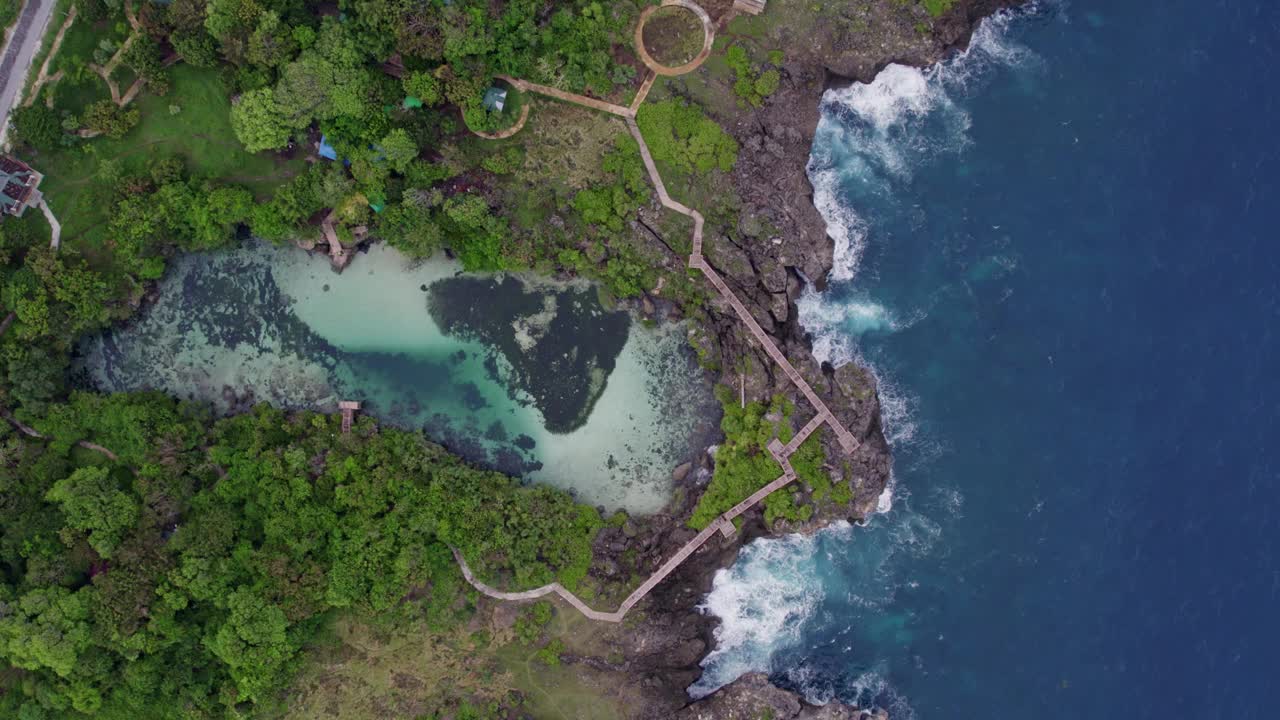 鸟瞰日出时的泻湖和岩石海岸，印度尼西亚。视频素材