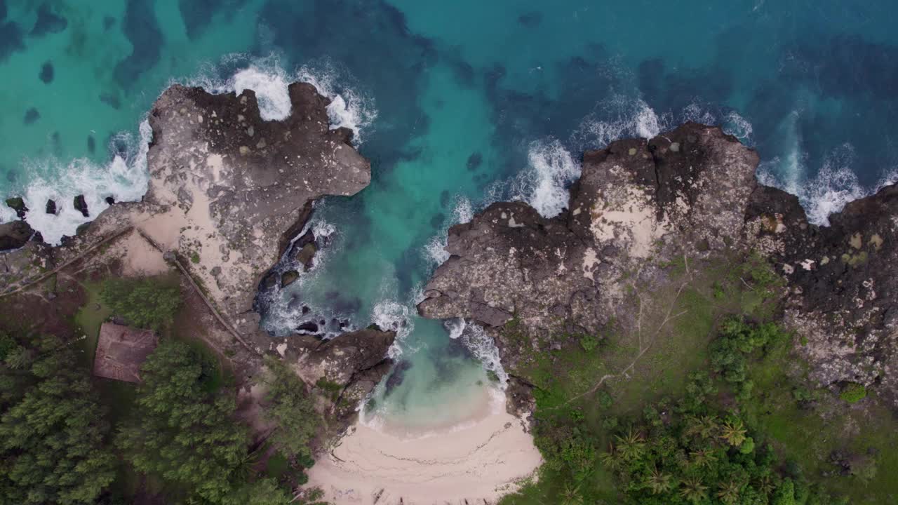 鸟瞰宁静的海滩和悬崖，印度尼西亚。视频素材