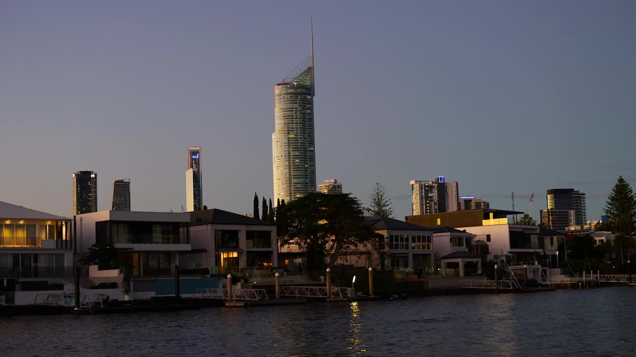 黄金海岸的运河夜景视频素材