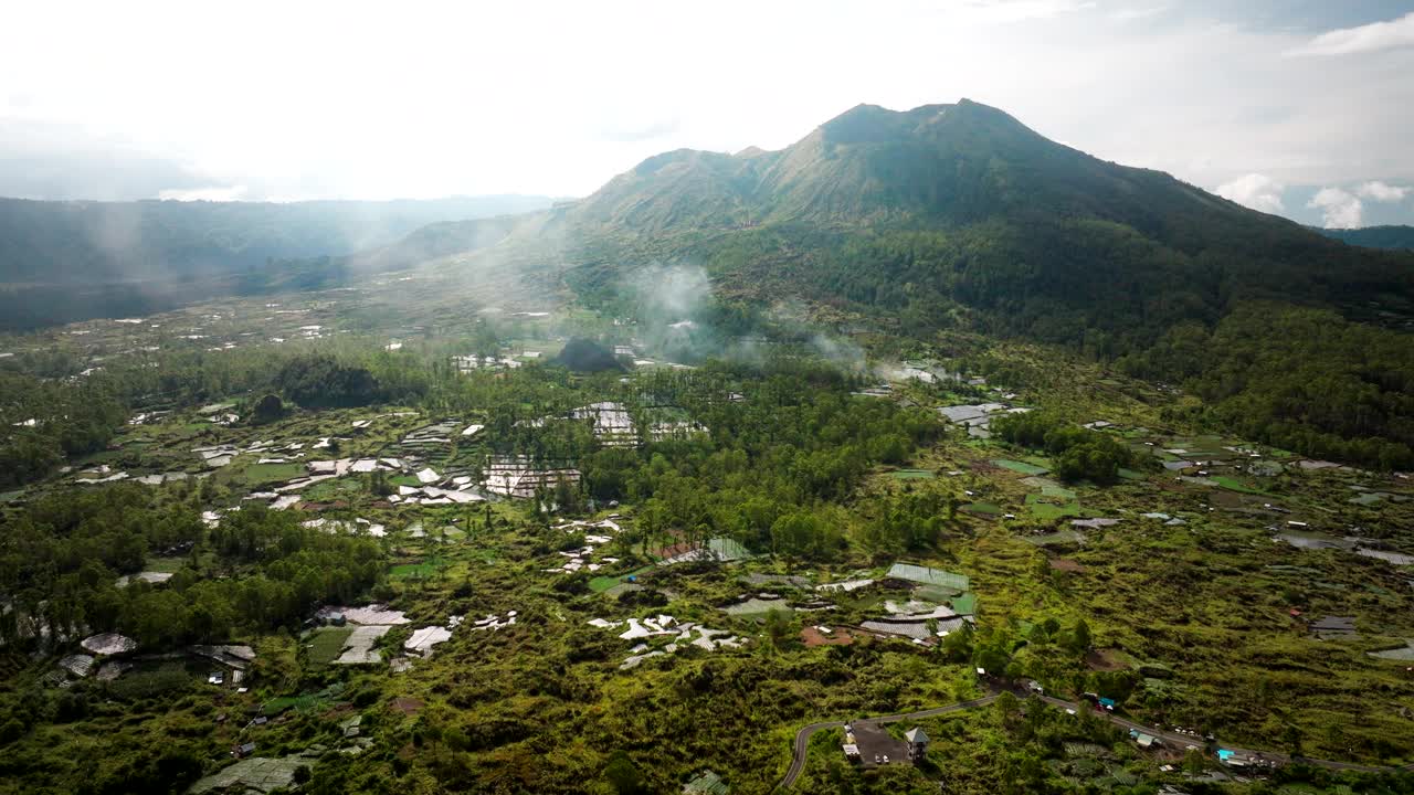 印尼巴厘岛金塔马尼的巴图尔火山(古农巴图尔)，火山熔岩和燃烧的植被。空中拍摄视频素材