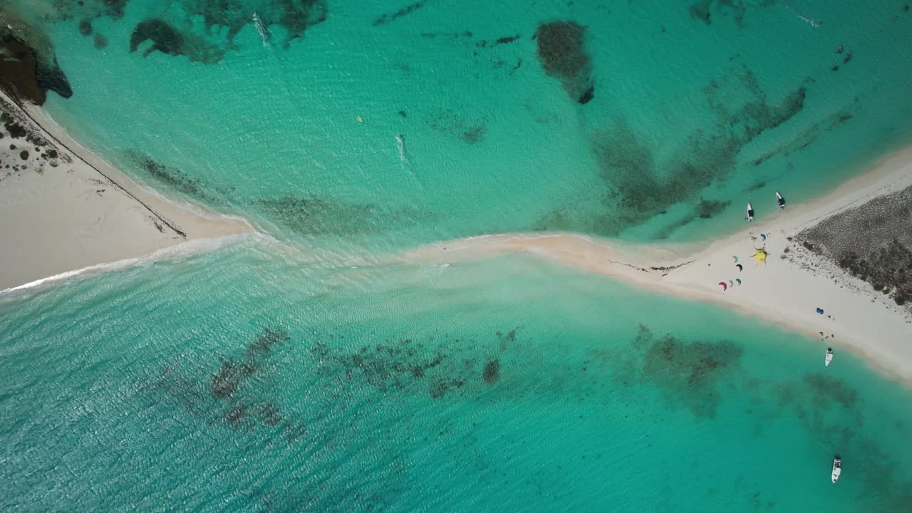 绿松石般的海水和沙带在瓜岛，鸟瞰图视频素材