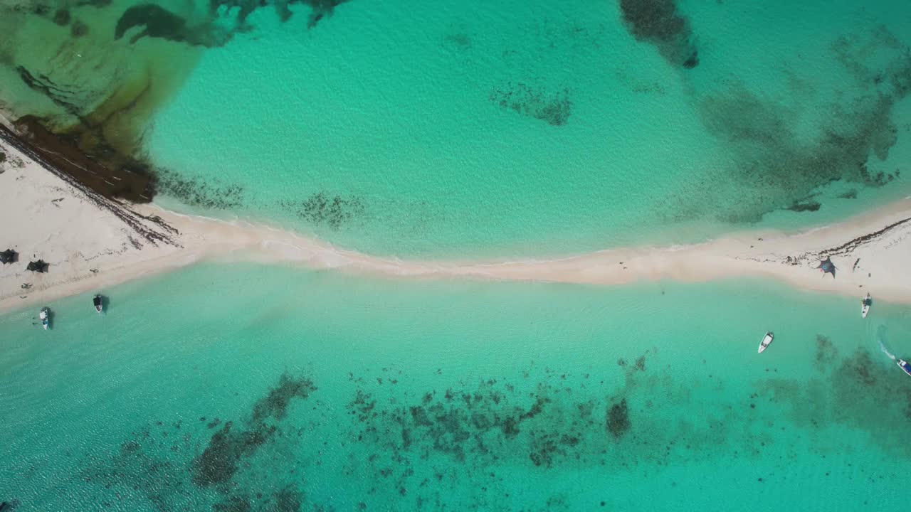 绿松石般的海水和连接岛屿的沙带，白天，鸟瞰图视频素材