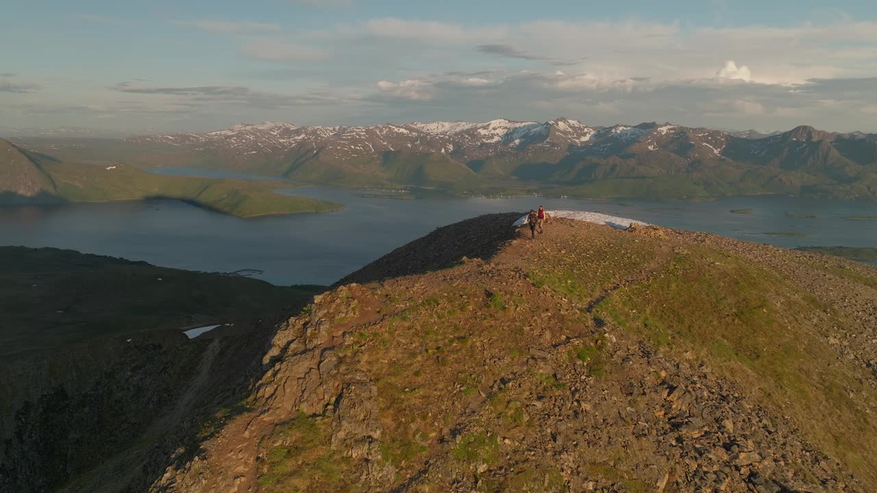 徒步旅行者在挪威senja的husfjellet山上的日落，鸟瞰图视频素材