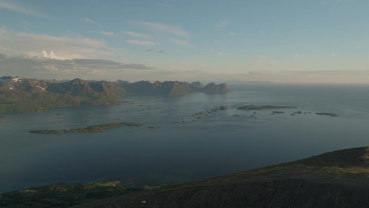 在晴朗的日子里，挪威Senja的Husfjellet和周围岛屿的壮丽景色视频素材