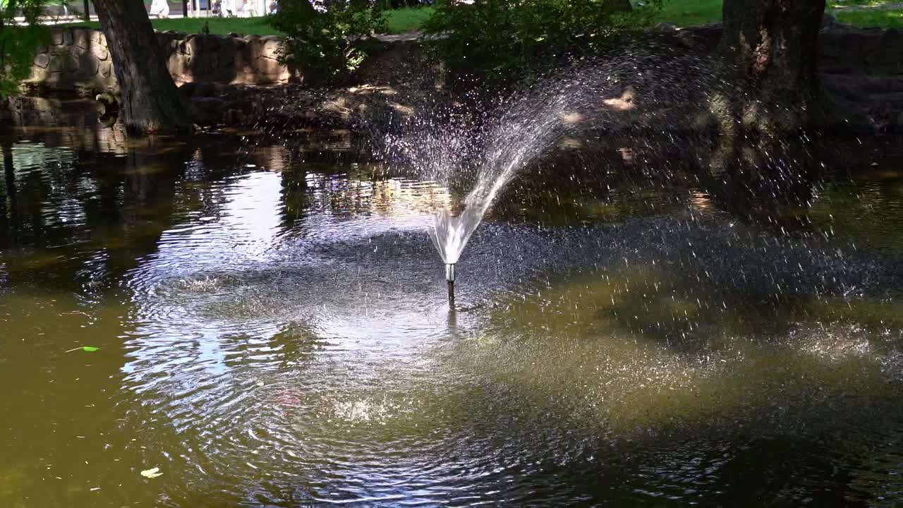 夏日里，意大利博岑市公园的喷水喷泉特写。视频下载