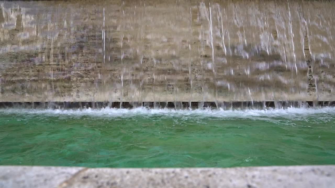 水从意大利梅拉诺市的石头喷泉流下的特写。视频素材