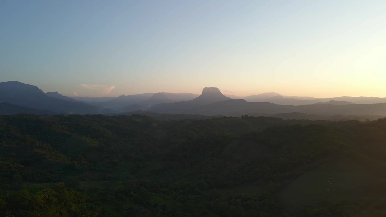 以上是墨西哥热带雨林，华斯特卡波托西纳山脉全景景观视频素材