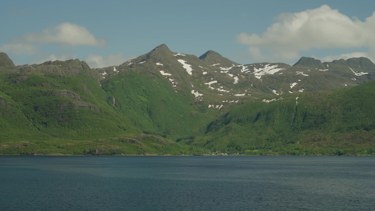 乘坐渡轮穿越北极圈，欣赏挪威山脉和峡湾的壮丽景色视频素材